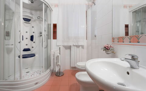 Santa Colomba House, Siena, Nature And Pool: Tap, Sanitærarmatur, Ejendom, Spejl, Hvid, Håndvask, Produkt, Purple, Badeværelse, Indretning