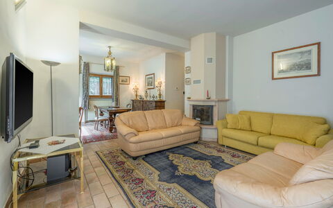 Santa Colomba House, Siena, Nature And Pool: Billedramme, Couch, Møbel, Bord, Indretning, Stue, Træ, Etage, Komfort, Gulvbelægning