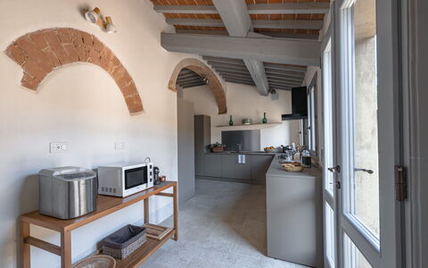 Villa Aiale: Væg, Indretning, Møbel, Gulvbelægning, Køkken, Loft, Countertop, Køkken Apparat, Etage, Hjem