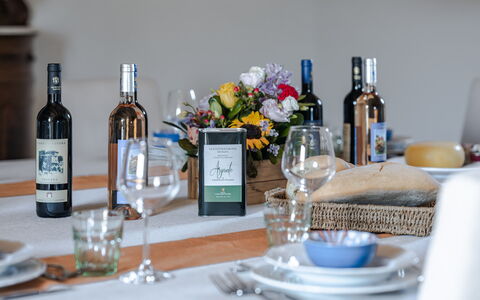 Villa Aiale: Bordservice, Flaske, Drinkware, Bord, Tallerkner, Vin, Blomst, Glasservice, Barware, Glas Flaske