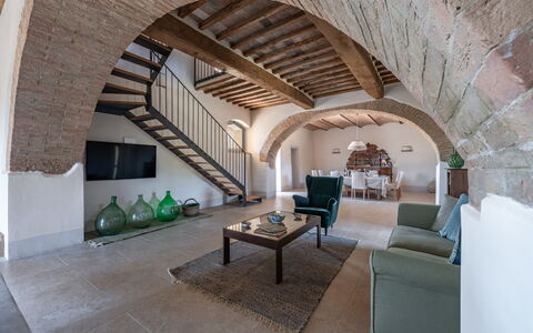 Villa Aiale: Møbel, Bygning, Bord, Vindue, Couch, Indretning, Gulvbelægning, Stueplante, Etage, Træ