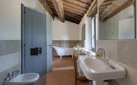 Villa Aiale: Spejl, Tap, Sanitærarmatur, Håndvask, Badeværelsesvask, Ejendom, Badeværelse, Purple, Indretning, Belysning