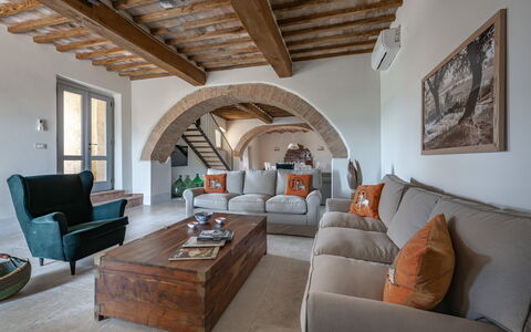 Villa Aiale: Møbel, Bord, Ejendom, Couch, Billedramme, Træ, Indretning, Stue, Komfort, Etage