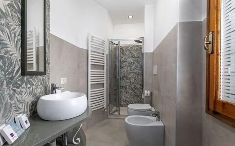 Villa Chicco: Sanitærarmatur, Bygning, Håndvask, Badeværelse, Indretning, Gulvbelægning, Etage, Træ, Badeværelsesvask