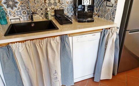 Villa Chicco: Vaskerum, Cabinetry, Hylde, Reoler, Bøjle, Gulvbelægning, Træ, Køkken, Bord, Hårdttræ