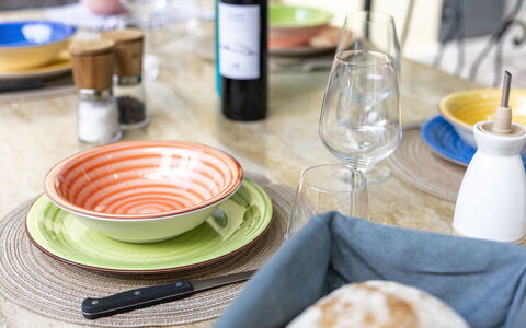 Villa Chicco: Bordservice, Tallerkner, Drinkware, Bord, Plade, Kop, Serveware, Flaske, Mad, Træ