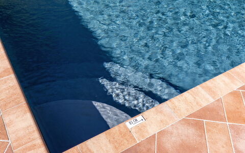 Villa Chicco: Vand, Azure, Blå, Rektangel, Vejbelægning, Træ, Asfalt, Gulvbelægning, Etage, Aqua