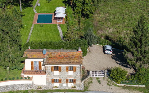 Villa Chicco: Plante, Bygning, Vindue, Hældning, Hus, Land Lot, Urban Design, Køretøj, Træ, Boligområde