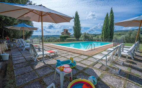 La Tesa Country House With Pool S. Gimignano: Vand, Himmel, Ejendom, Svømmepøl, Sky, Azure, Bygning, Udendørs Møbler, Paraply, Træ