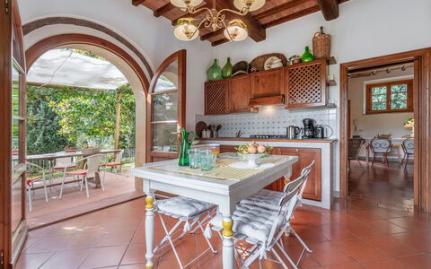 La Tesa Country House With Pool S. Gimignano: Bord, Møbel, Træ, Countertop, Stol, Køkken, Indretning, Bejdse, Gulvbelægning, Etage