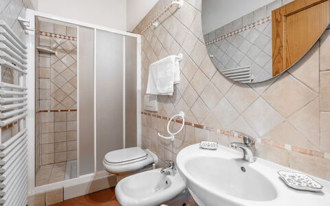 La Tesa Country House With Pool S. Gimignano: Spejl, Brun, Tap, Sanitærarmatur, Badeværelsesvask, Håndvask, Ejendom, Badeværelse, Indretning, Purple