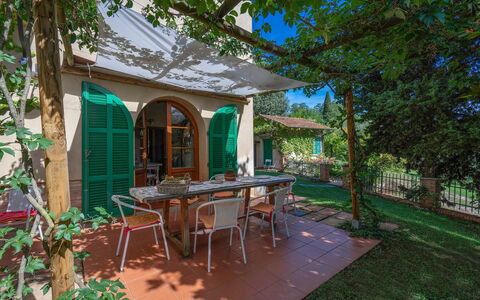 La Tesa Country House With Pool S. Gimignano: Bygning, Plante, Bord, Møbel, Vindue, Træ, Skygge, Stol, Udendørs Møbler, Udendørs Bord