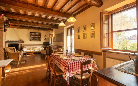 La Maggiolina & La Bastide: Bord, Møbel, Ejendom, Vindue, Stol, Træ, Indretning, Bygning, Hus, Ejendom