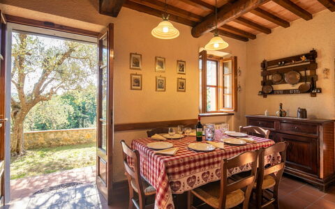 La Maggiolina & La Bastide: Bord, Ejendom, Møbel, Vindue, Bygning, Træ, Stol, Indretning, Plante, Arkitektur