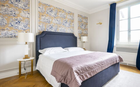 Albizi Penthouse Luxury Apartment In Florence By P: Møbel, Ejendom, Vindue, Blå, Azure, Bygning, Træ, Textile, Komfort