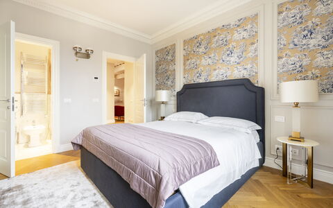 Albizi Penthouse Luxury Apartment In Florence By P: Møbel, Azure, Træ, Textile, Cabinetry, Indretning, Bygning, Komfort, Arkitektur, Etage