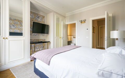 Albizi Penthouse Luxury Apartment In Florence By P: Møbel, Ejendom, Komfort, Bygning, Azure, Træ, Seng, Indretning, Lampe, Bed Frame