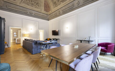 Albizi Penthouse Luxury Apartment In Florence By P: Bord, Møbel, Ejendom, Billedramme, Bygning, Træ, Arkitektur, Indretning, Stol, Gulvbelægning