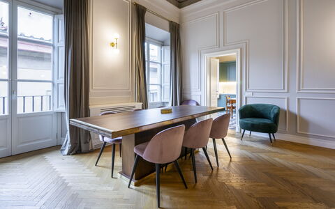 Albizi Penthouse Luxury Apartment In Florence By P: Bord, Ejendom, Møbel, Vindue, Bygning, Træ, Hal, Billedramme, Stol, Indretning
