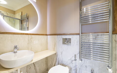 Albizi Penthouse Luxury Apartment In Florence By P: Sanitærarmatur, Ejendom, Spejl, Tap, Håndvask, Badeværelsesvask, Badeværelse, Indretning, Træ, Etage