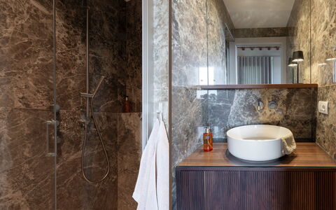 Correggiolo Spereto Apartment With Pool, Montaione: Brun, Sanitærarmatur, Tap, Spejl, Håndvask, Træ, Badeværelse, Gulvbelægning, Badeværelsesvask, Hårdttræ