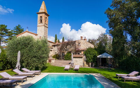 Villa Pietrafitta: Vand, Plante, Sky, Himmel, Ejendom, Bygning, Grøn, Blå, Azure, Træ