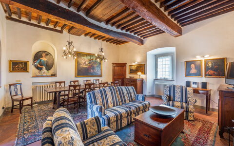 Villa Pietrafitta: Billedramme, Møbel, Ejendom, Bord, Stol, Træ, Belysning, Indretning, Etage, Stue