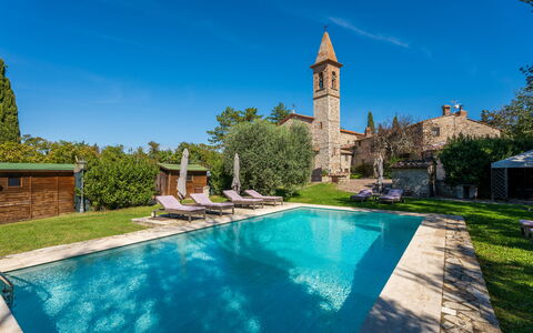 Villa Pietrafitta: Vand, Plante, Himmel, Ejendom, Bygning, Svømmepøl, Azure, Natur, Træ, Arkitektur