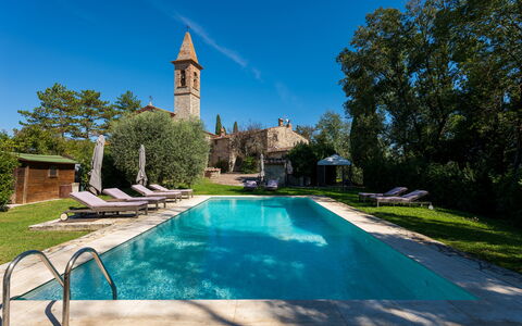 Villa Pietrafitta: Vand, Plante, Himmel, Træ, Natur, Azure, Bygning, Svømmepøl, Fritid, Græs