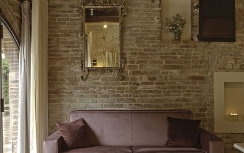 Borgo Dolciano: Brun, Møbel, Couch, Træ, Indretning, Rektangel, Gulvbelægning, Etage, Stue, Hårdttræ