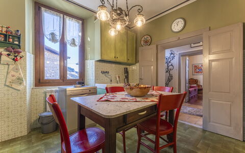 Orazio Liberty House,Lunigiana, Nature: Bord, Møbel, Ejendom, Billedramme, Træ, Stol, Dør, Indretning, Dekoration, Etage