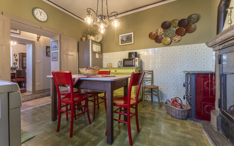 Orazio Liberty House,Lunigiana, Nature: Ejendom, Bord, Møbel, Stol, Træ, Belysning, Billedramme, Indretning, Etage, Køkken