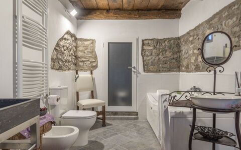 Orazio Liberty House,Lunigiana, Nature: Ejendom, Spejl, Billedramme, Sanitærarmatur, Purple, Arkitektur, Indretning, Etage, Gulvbelægning, Badeværelse