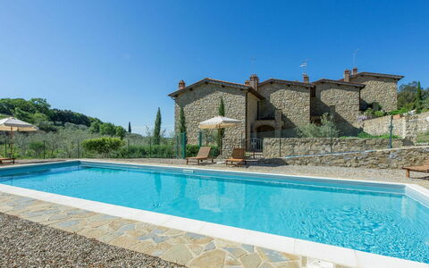 Casa Minuccia: Vand, Himmel, Ejendom, Plante, Azure, Svømmepøl, Bygning, Kompositmateriale, Skygge, Ejendom