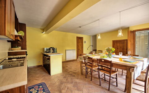 Casa Minuccia: Bord, Møbel, Countertop, Træ, Cabinetry, Køkken, Arkitektur, Indretning, Gulvbelægning, Etage