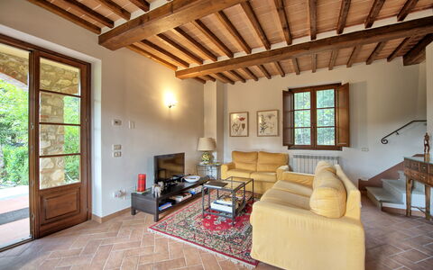 Casa Minuccia: Møbel, Couch, Billedramme, Vindue, Træ, Stue, Indretning, Bord, Etage, Skygge