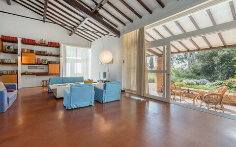 Poggetti San Luigi Country Home Follonica: Bord, Møbel, Ejendom, Træ, Indretning, Hylde, Gulvbelægning, Etage, Væg, Stol