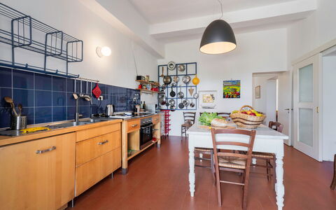 Poggetti San Luigi Country Home Follonica: Cabinetry, Møbel, Countertop, Bord, Ejendom, Stol, Køkken, Træ, Indretning, Bygning