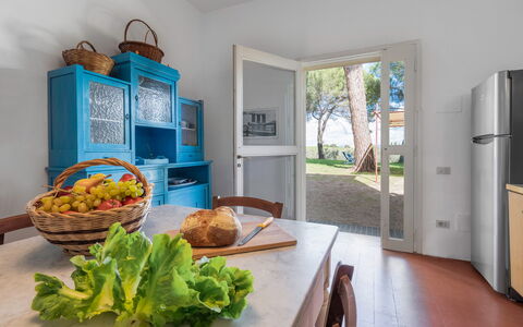 Poggetti San Luigi Country Home Follonica: Mad, Azure, Cabinetry, Træ, Indretning, Ingrediens, Bordservice, Bord