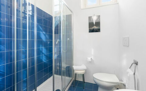 Poggetti San Luigi Country Home Follonica: Ejendom, Sanitærarmatur, Azure, Blå, Badeværelse, Purple, Indretning, Bygning, Toilet