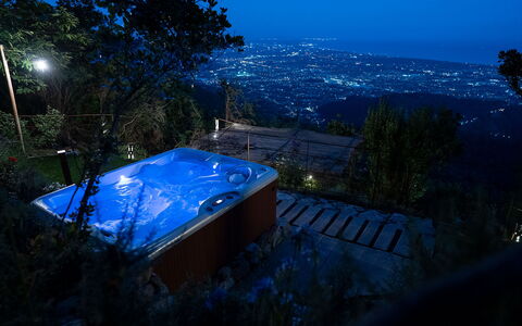 La Casa Sul Forte: Himmel, Plante, Blå, Træ, Bygning, Svømmepøl, Skygge, Landskab, Tag, Fritid