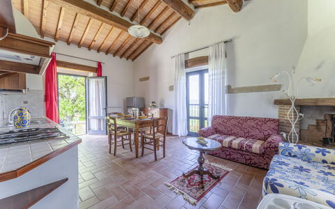 Marcigliana Cottage, Pool, Radicondoli: Møbel, Bord, Indretning, Vindue, Træ, Couch, Stue, Etage, Gulvbelægning