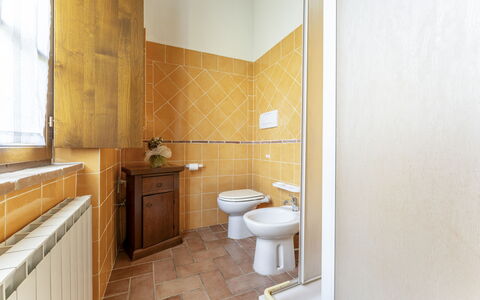 Marcigliana Cottage, Pool, Radicondoli: Sanitærarmatur, Bygning, Badeværelse, Vindue, Cabinetry, Indretning, Håndvask, Etage, Træ