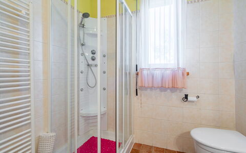 Bellavista Tuscany Apartment Panoramic Terrace: Ejendom, Sanitærarmatur, Toiletbræt, Bygning, Toilet, Badeværelse, Indretning, Gulvbelægning, Arkitektur