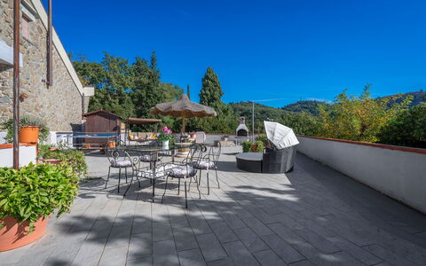 Bellavista Tuscany Apartment Panoramic Terrace: Himmel, Plante, Bord, Bygning, Blomsterkrukke, Vejbelægning, Stol, Urban Design, Træ, Skygge