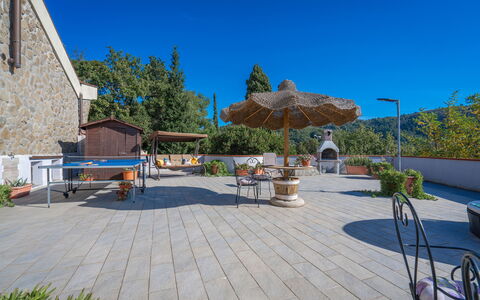 Bellavista Tuscany Apartment Panoramic Terrace: Himmel, Plante, Ejendom, Skygge, Blomsterkrukke, Bygning, Bord, Udendørs Møbler, Urban Design, Paraply