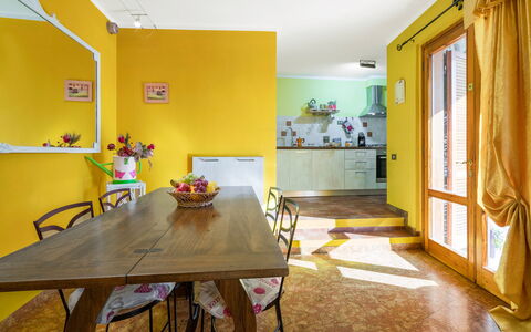 Bellavista Tuscany Apartment Panoramic Terrace: Bord, Møbel, Ejendom, Træ, Stol, Billedramme, Maling, Indretning, Gulvbelægning, Etage