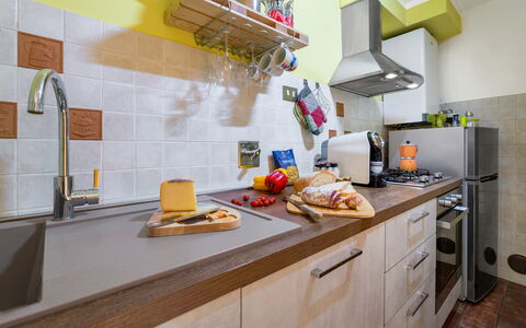 Bellavista Tuscany Apartment Panoramic Terrace: Cabinetry, Ejendom, Countertop, Mad, Køkken, Orange, Indretning, Træ, Gulvbelægning, Etage