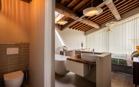 Melaiolo Modern Apartment With Pool, Montaione, To: Indretning, Sanitærarmatur, Gulvbelægning, Træ, Loft, Etage, Belysning, Vvs, Badeværelse, Hjem