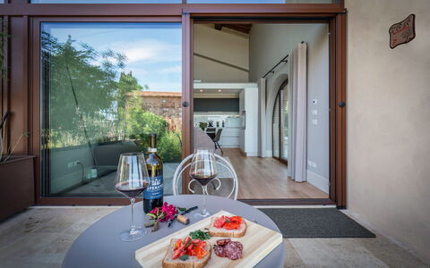 Melaiolo Modern Apartment With Pool, Montaione, To: Bordservice, Bord, Mad, Dør, Træ, Plante, Indretning, Gulvbelægning, Etage